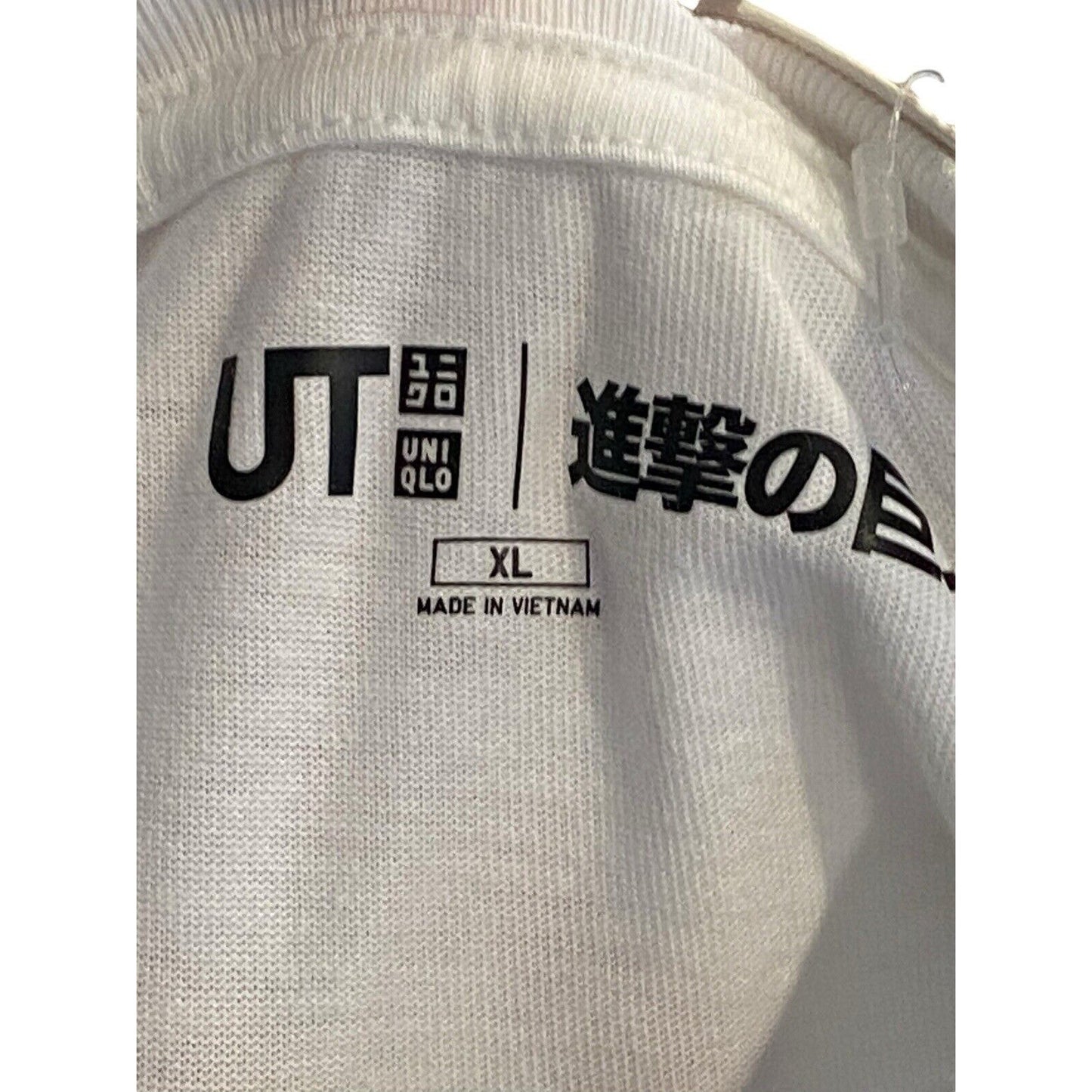 XL Uniqlo Shirt Mens Large White Attack On Titan Manga Japanese Comic Anime Tee