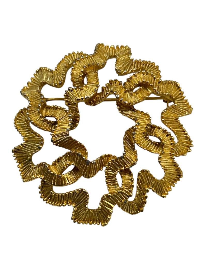 Signed Trifari Vintage Goldtone Brooch Pin Ribbon Wreath 2"