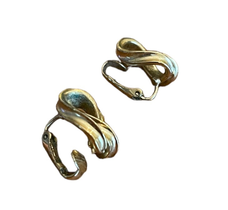 Trifari Signed Interlocking Circles Clip On Goldtone 3/4" Earrings Non-Pierced