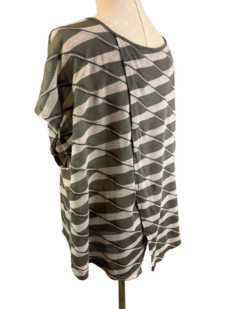 22/24 Lane Bryant Women's Lightweight Short Dolman Sleeve Sweater Petal Back
