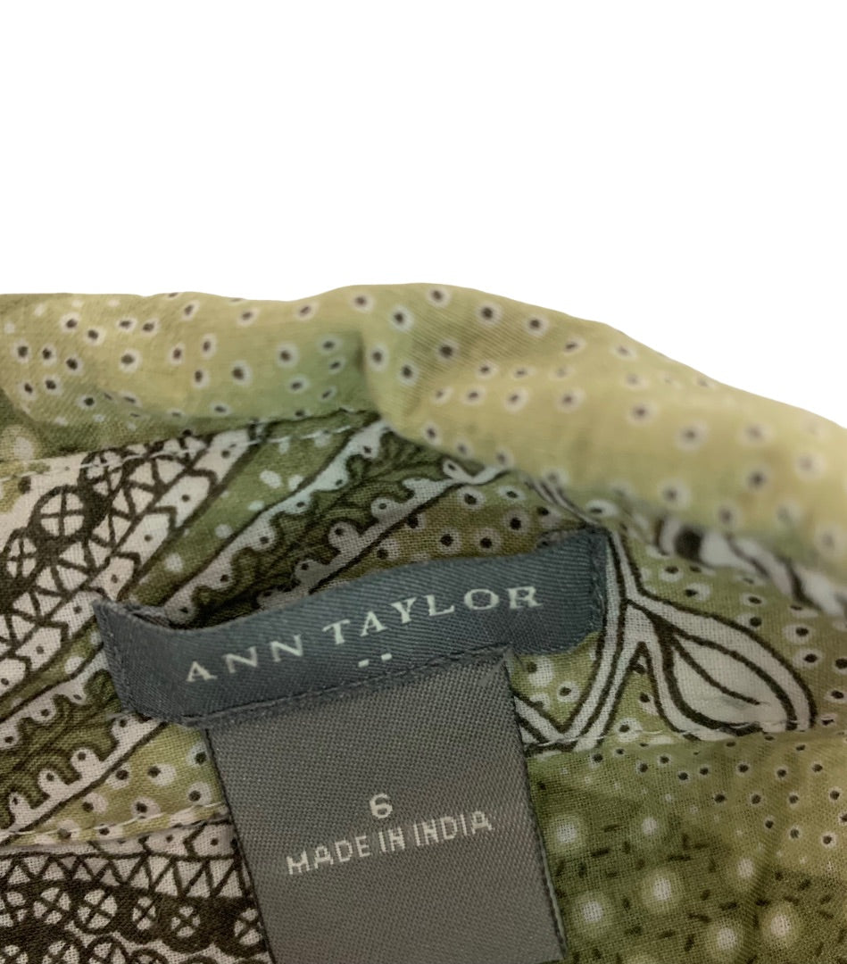 Size 6 Ann Taylor Women's Fitted Green Paisley Button Up Shirt 3/4 Sleeve