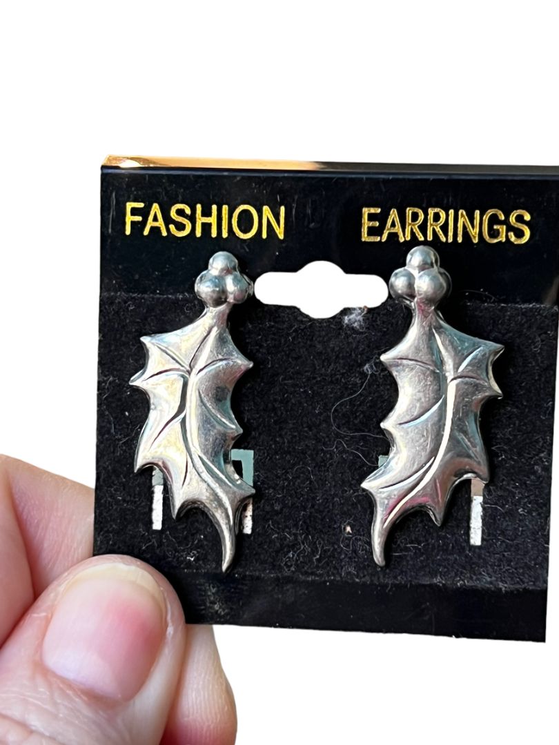 Silvertone Holly Leave Post pierced Earrings Berries