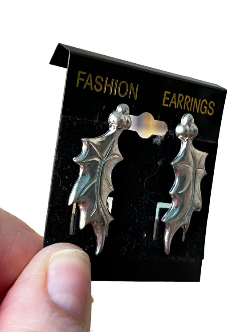 Silvertone Holly Leave Post pierced Earrings Berries