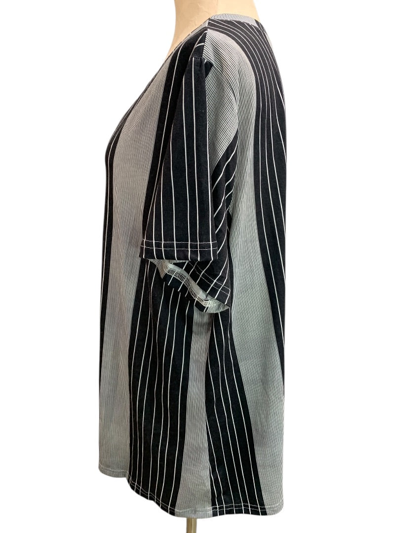 2XL Womens V-Neck Tshirt Vertical Stripe Black White