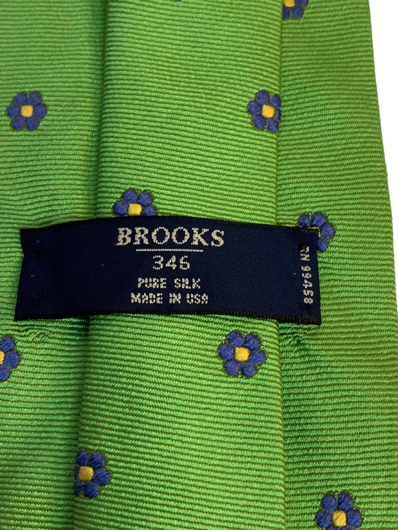 Brooks 346 Mens Silk Necktie Green Embroidered Flowers 60 Inch Tie 3.5 Width USA