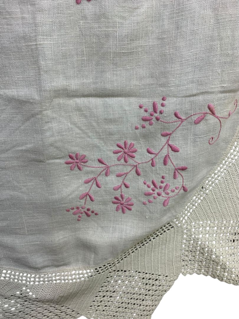 Vintage 40" Round Table Cloth Pink Embroidery Knit Crochet Edging