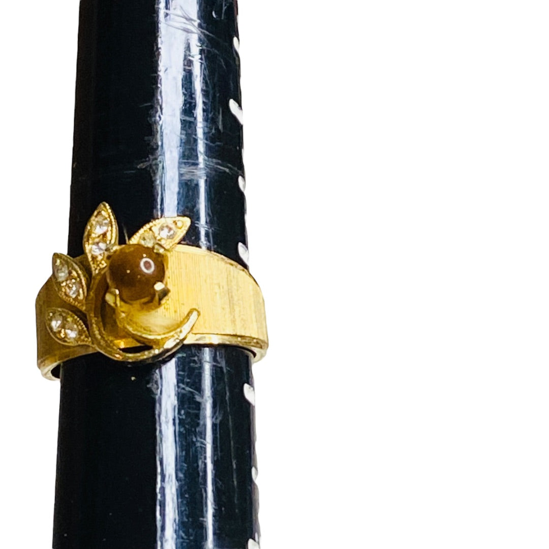 Size 8.5 Vintage Goldtone Ring Band Style Embellished Leaf Flower