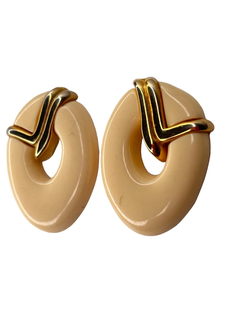 Vintage 1980s Acrylic Off White Goldtone Oval Earrings Pierced Post 1.5" Diameter