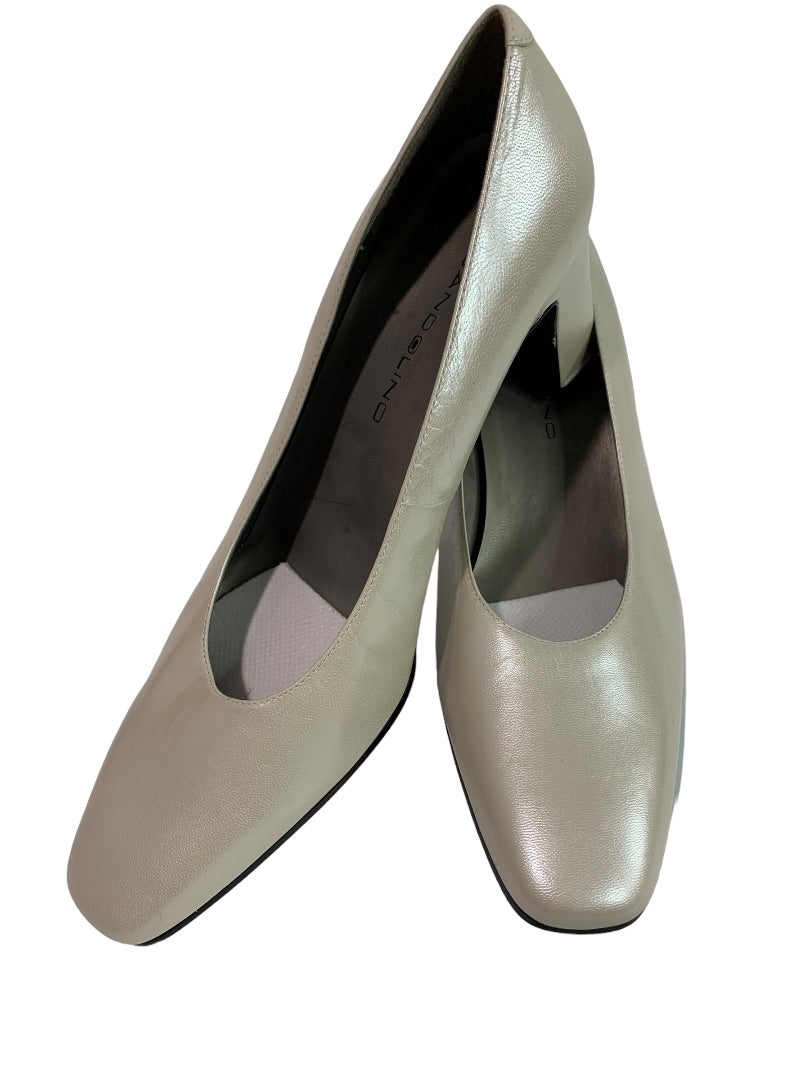 Size 8.5M Bandolino Womens Beige Pearlized 2.75" Heel Shoes Transpos3