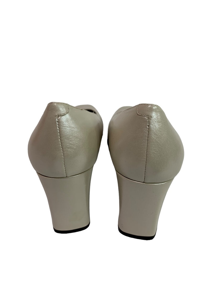 Size 8.5M Bandolino Womens Beige Pearlized 2.75" Heel Shoes Transpos3
