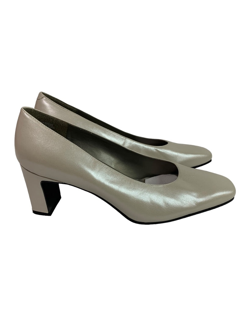 Size 8.5M Bandolino Womens Beige Pearlized 2.75" Heel Shoes Transpos3