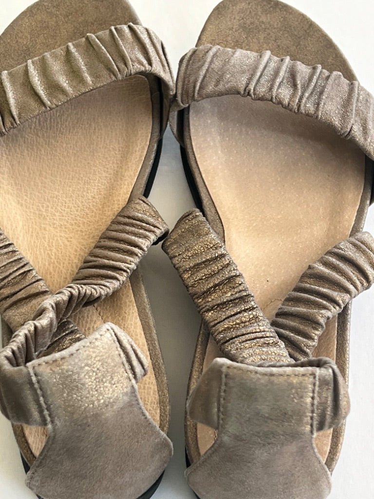 NWOB 8 Eileen Fisher Dylan Gold Beige Leather Ruched Wedge Sandal MSRP $195