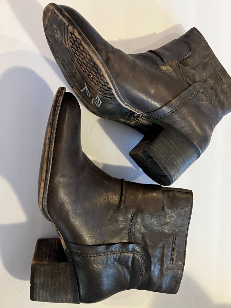 8.5 OTBT Brown Leather Urban Boots Booties Pull On Block Heel