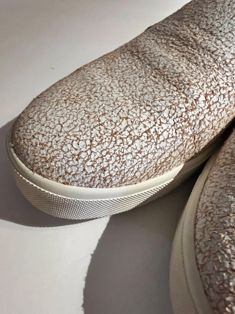 9 Vince Blair Crackle Leather Slip On Sneakers EUC