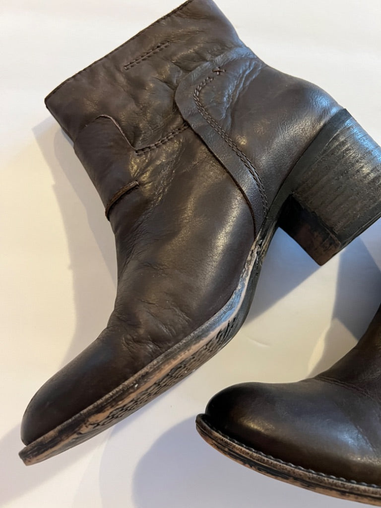 8.5 OTBT Brown Leather Urban Boots Booties Pull On Block Heel