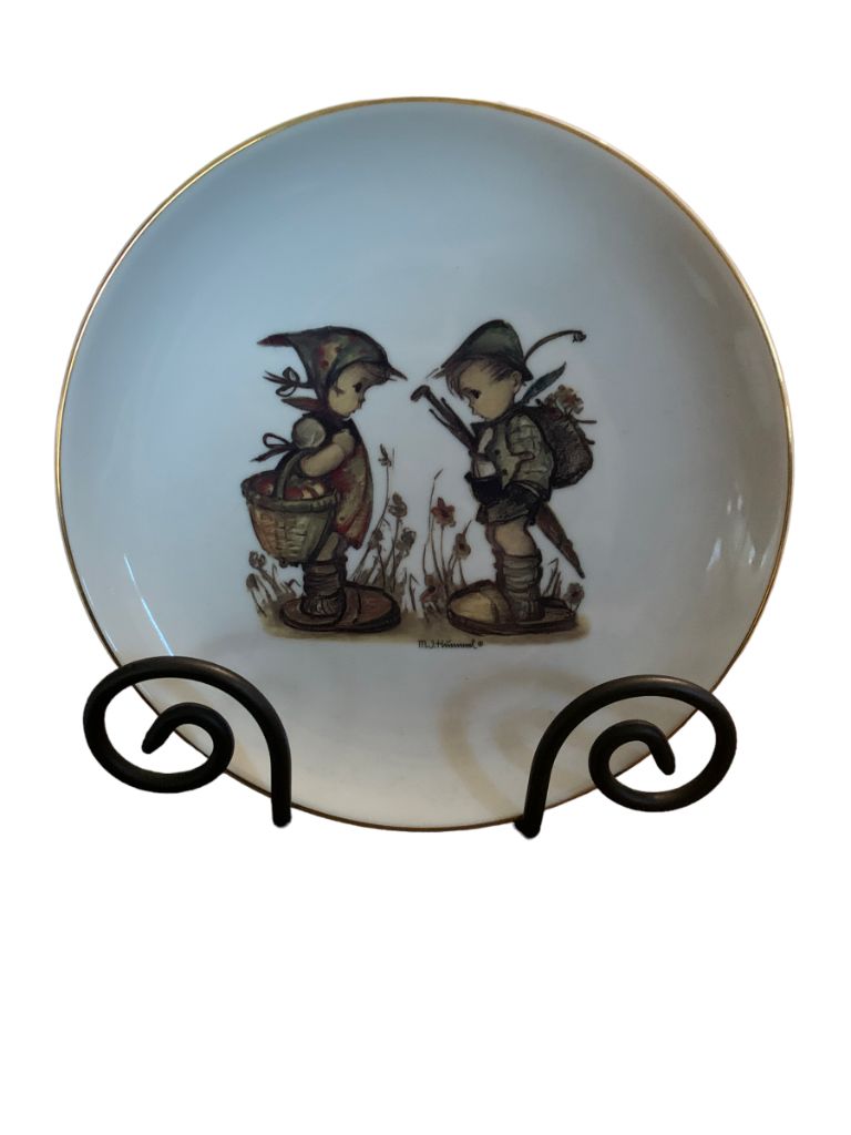 Hummel "Off to Town Looks Like Rain" Plate Reutter Porzellan Germany 6 3/4"