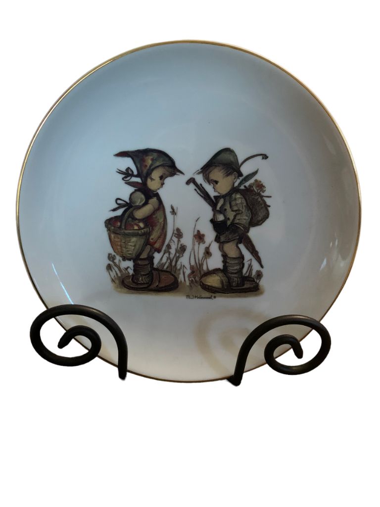 Hummel "Off to Town Looks Like Rain" Plate Reutter Porzellan Germany 6 3/4"