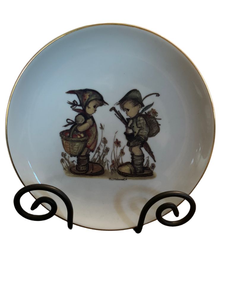 Hummel "Off to Town Looks Like Rain" Plate Reutter Porzellan Germany 6 3/4"