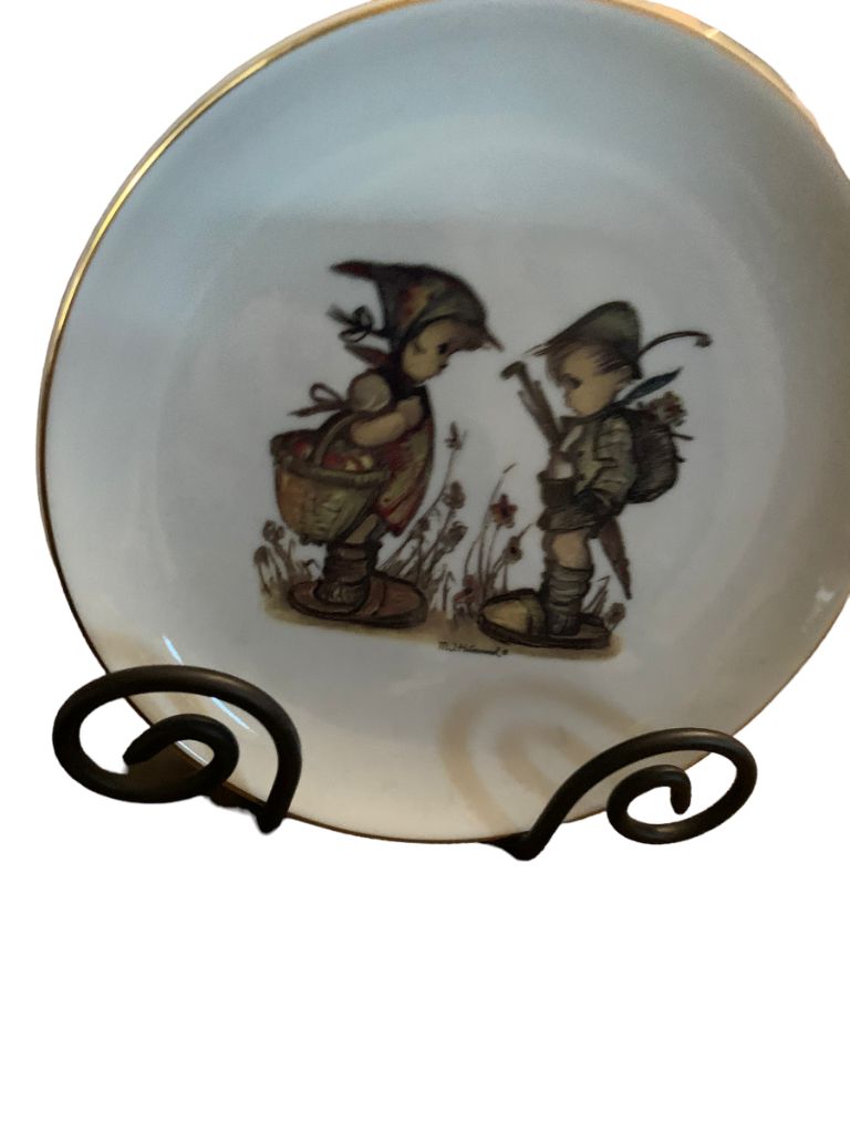 Hummel "Off to Town Looks Like Rain" Plate Reutter Porzellan Germany 6 3/4"