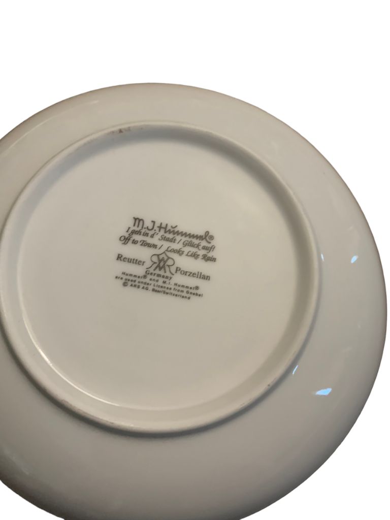 Hummel "Off to Town Looks Like Rain" Plate Reutter Porzellan Germany 6 3/4"