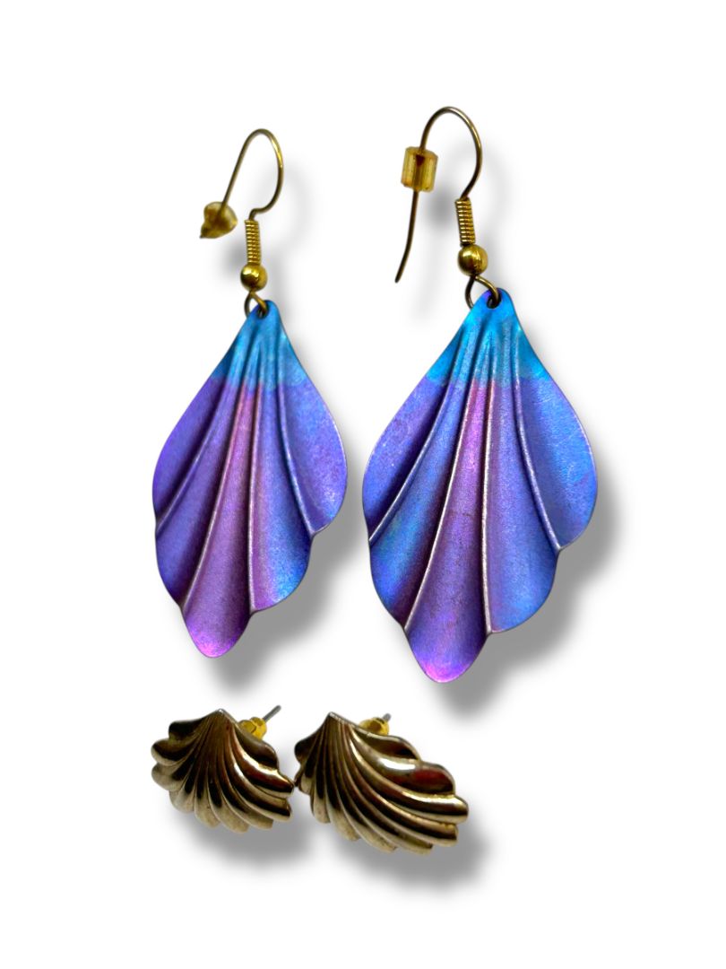 1980s 2 Pair Pierced Earrings Shell Design Goldtone Purple