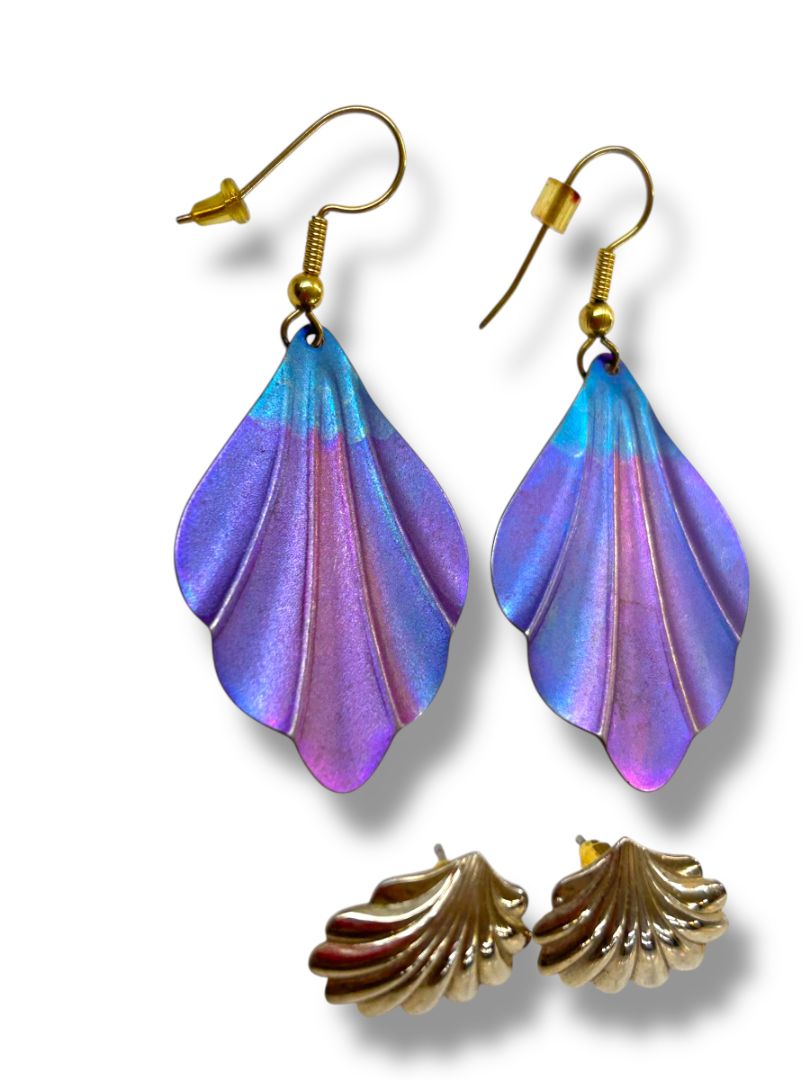 1980s 2 Pair Pierced Earrings Shell Design Goldtone Purple