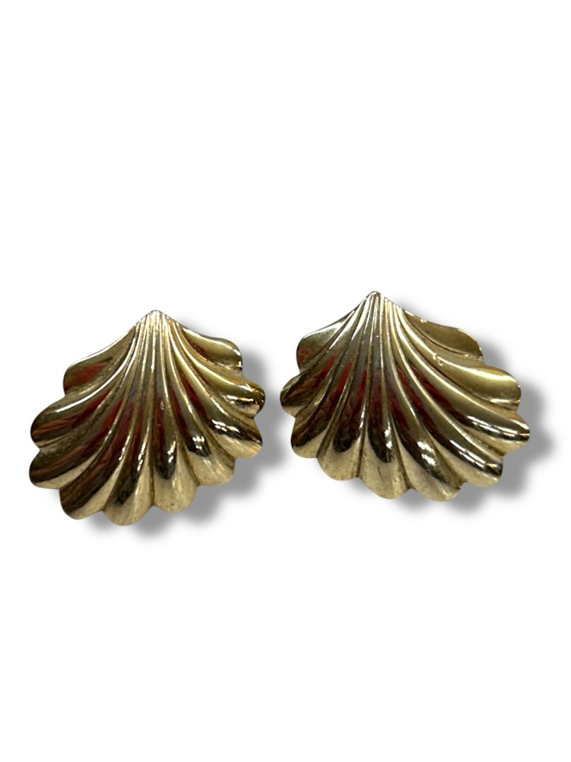 1980s 2 Pair Pierced Earrings Shell Design Goldtone Purple