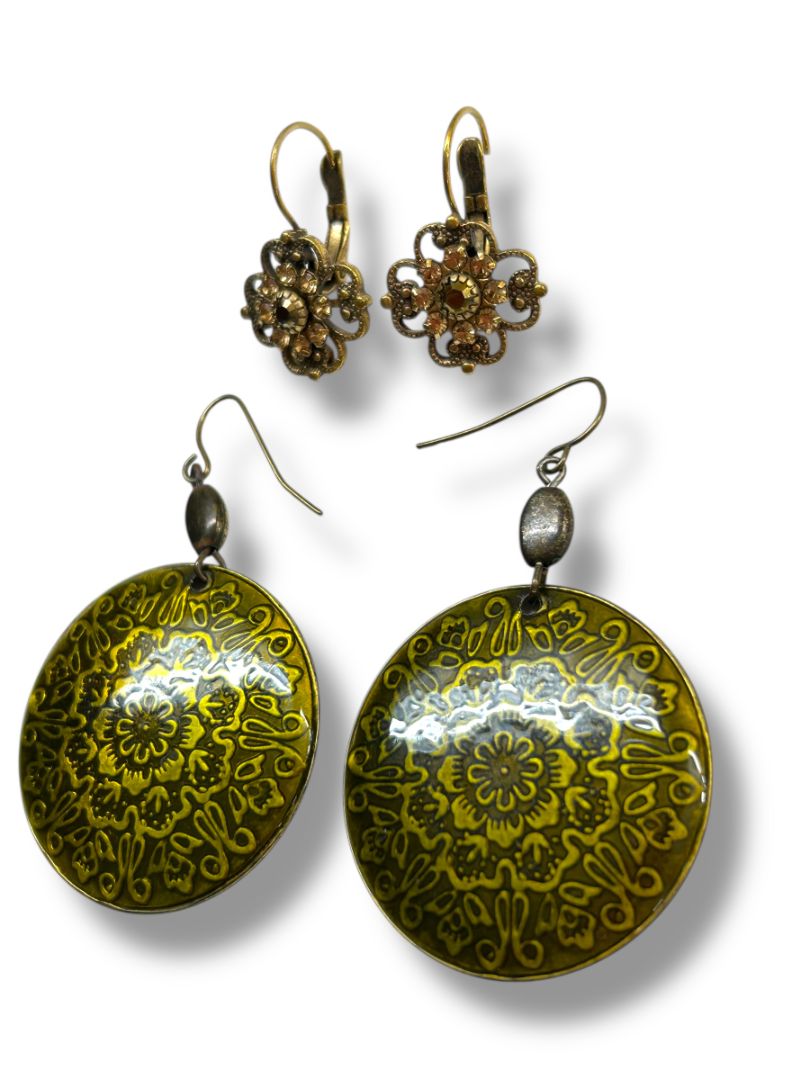 2 Pair Goldtone Retro Pierced Earrings Medallion Drop Flower