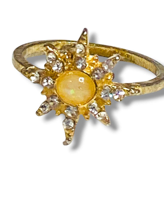 Size 7.5 Goldtone Ring Starburst Design Vintage Goldtone Yellow