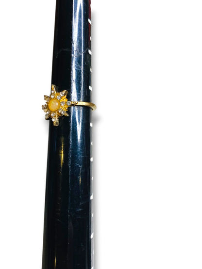 Size 7.5 Goldtone Ring Starburst Design Vintage Goldtone Yellow