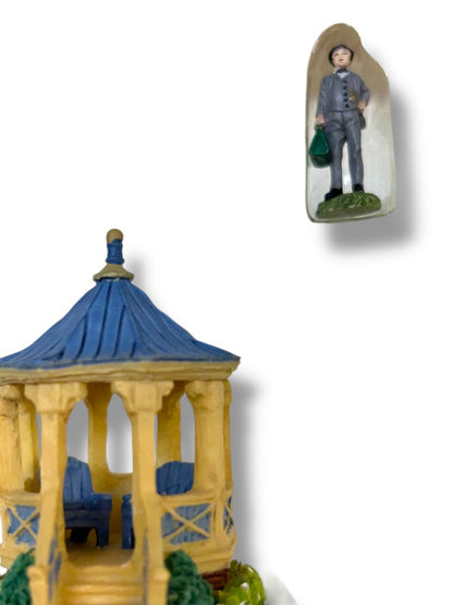 2000 Retired Sweetwater Cove Ocean View Inn Companion Set Figure in Box