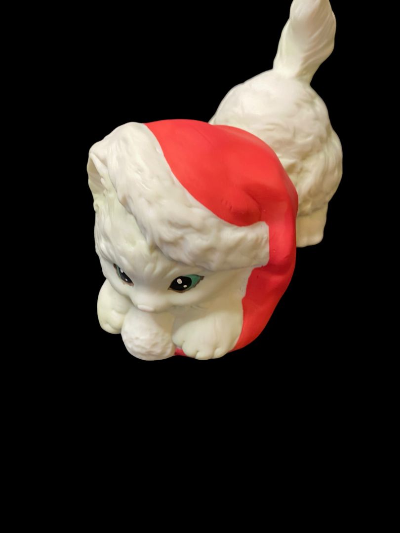 1992 Enesco Holiday Figurine Kitty Cat Santa Hat Ball of Yarn 4"L