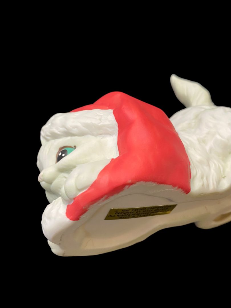 1992 Enesco Holiday Figurine Kitty Cat Santa Hat Ball of Yarn 4"L