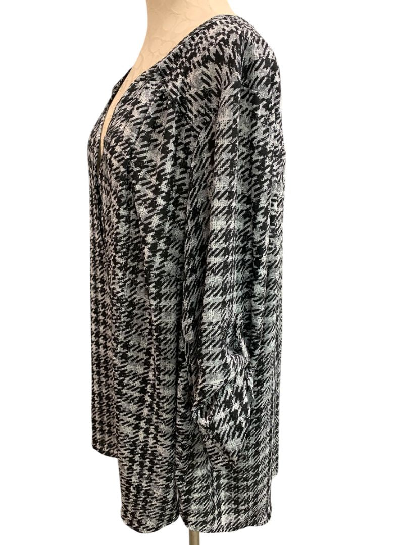 Size 5X Torrid Harper Blouse Shirt Womens Black Gray Roll Tab Sleeve