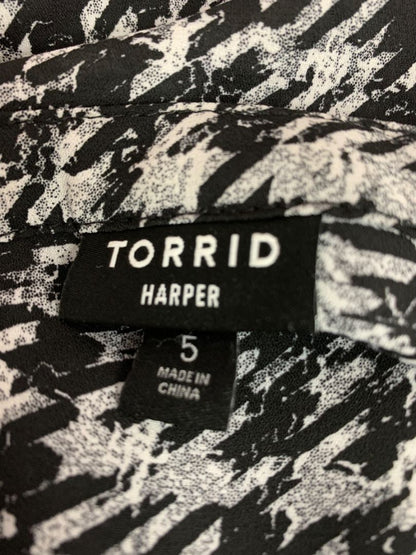 Size 5X Torrid Harper Blouse Shirt Womens Black Gray Roll Tab Sleeve