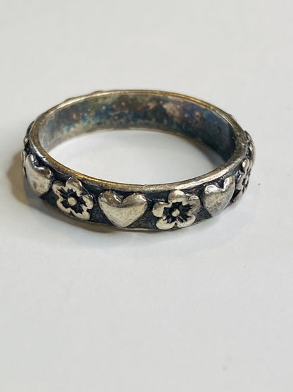 Vintage Size 8 Sterling Silver Ring Band Hearts and Flowers