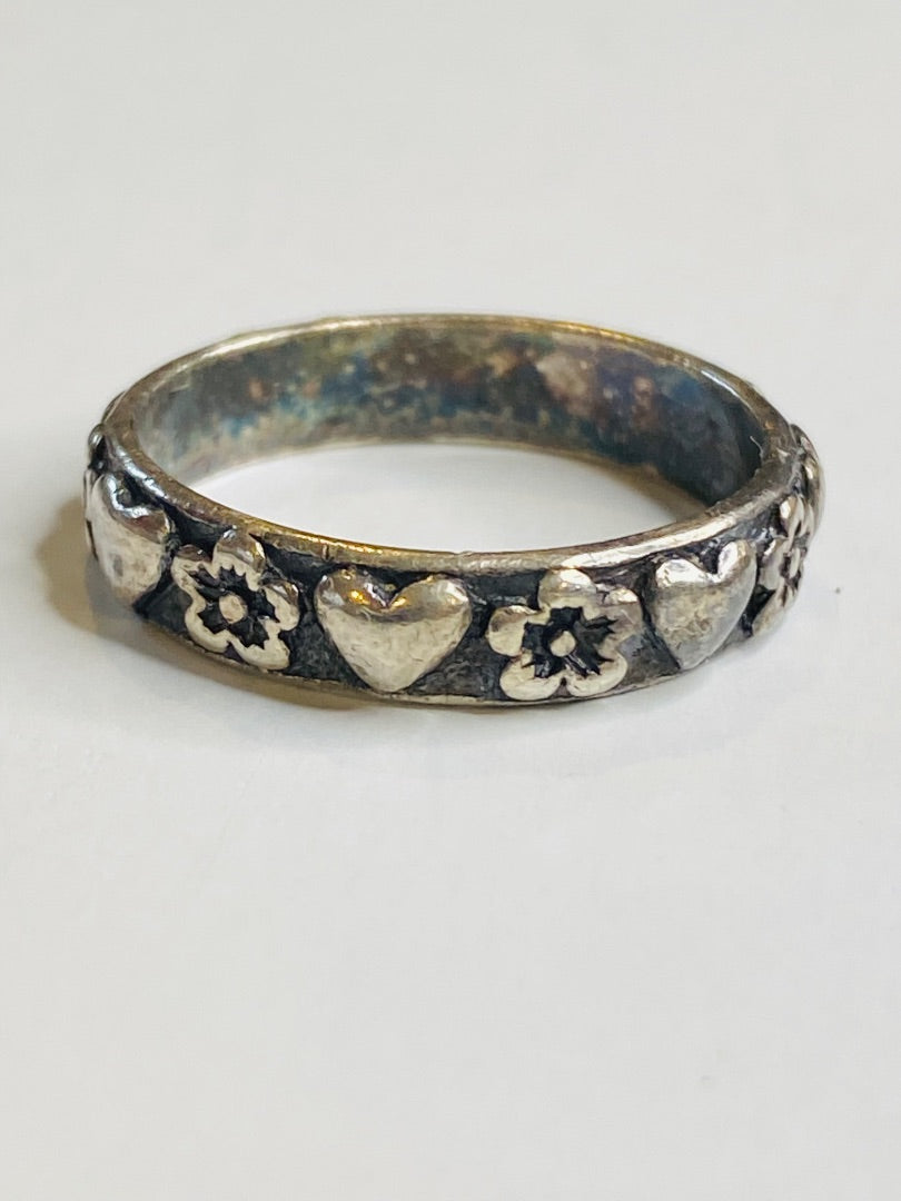 Vintage Size 8 Sterling Silver Ring Band Hearts and Flowers