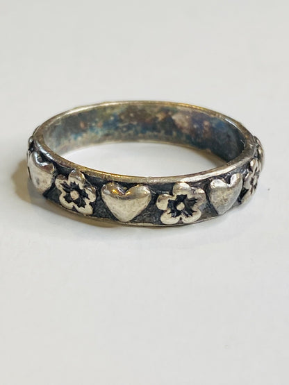 Vintage Size 8 Sterling Silver Ring Band Hearts and Flowers