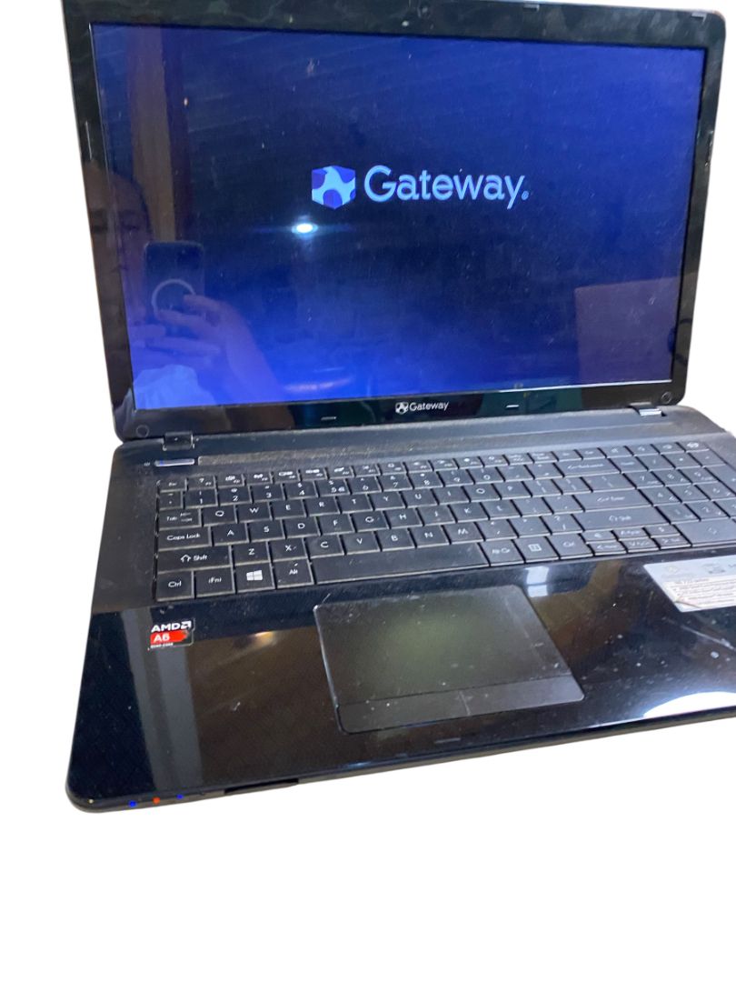 Gateway EG70 Laptop Computer AMD A6 Quad-Core NE 722 Series Windows 8 17"