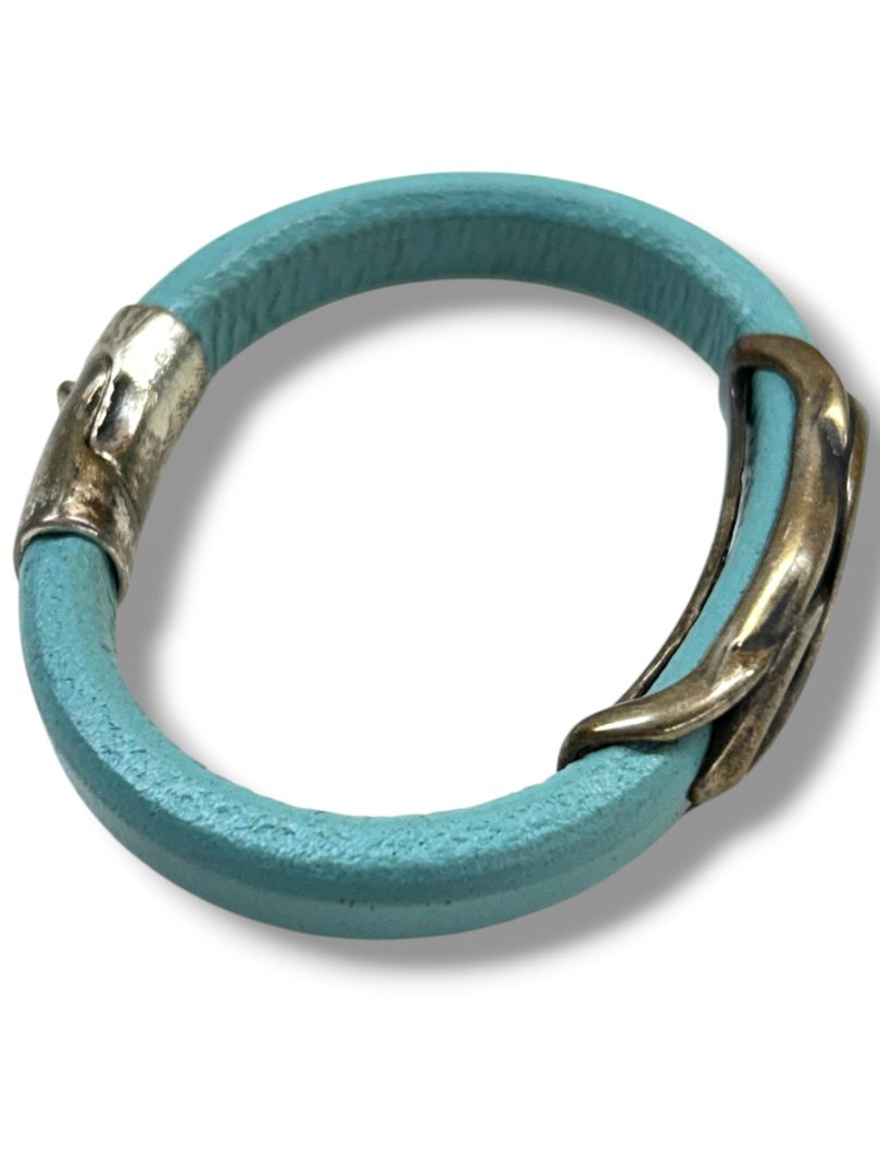 Light Turquoise Magnetic Clasp Infinity Bracelet Silvertone 7.5"
