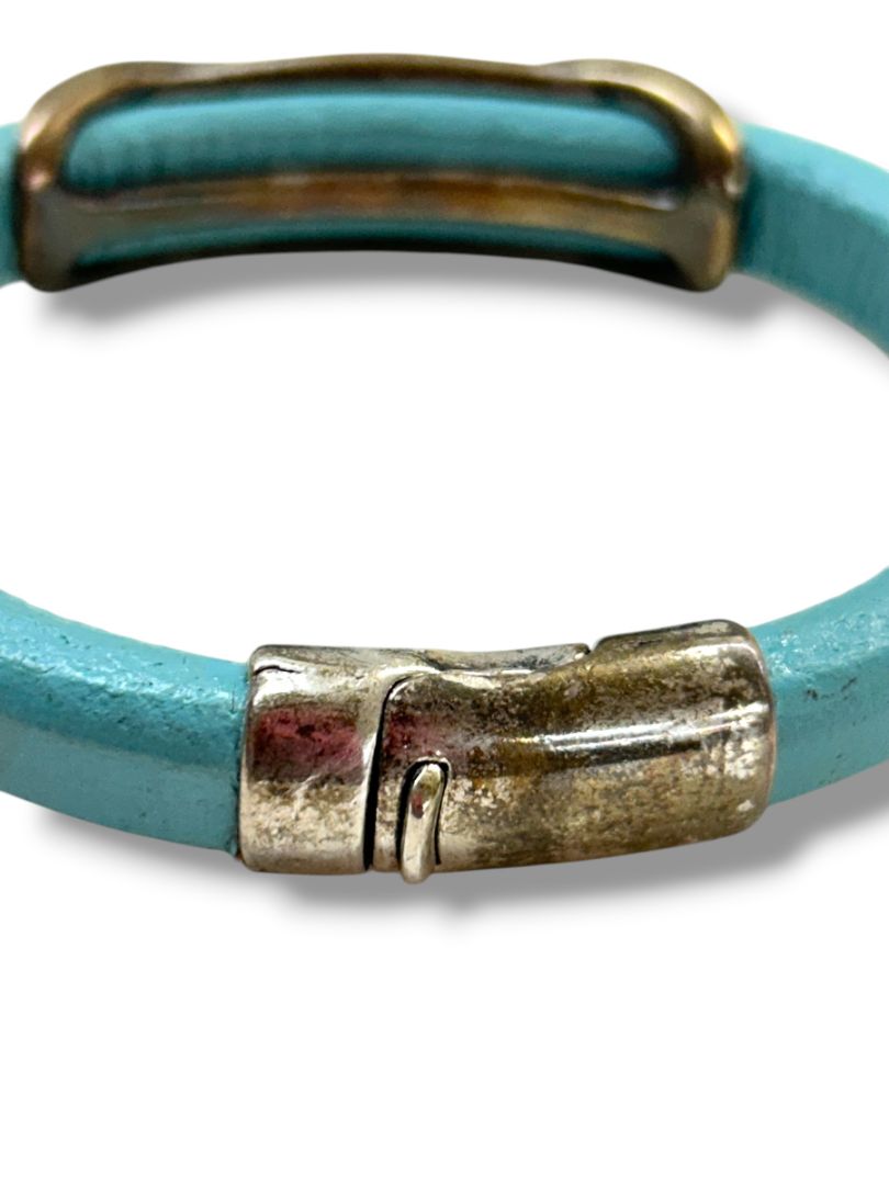 Light Turquoise Magnetic Clasp Infinity Bracelet Silvertone 7.5"