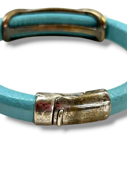 Light Turquoise Magnetic Clasp Infinity Bracelet Silvertone 7.5"