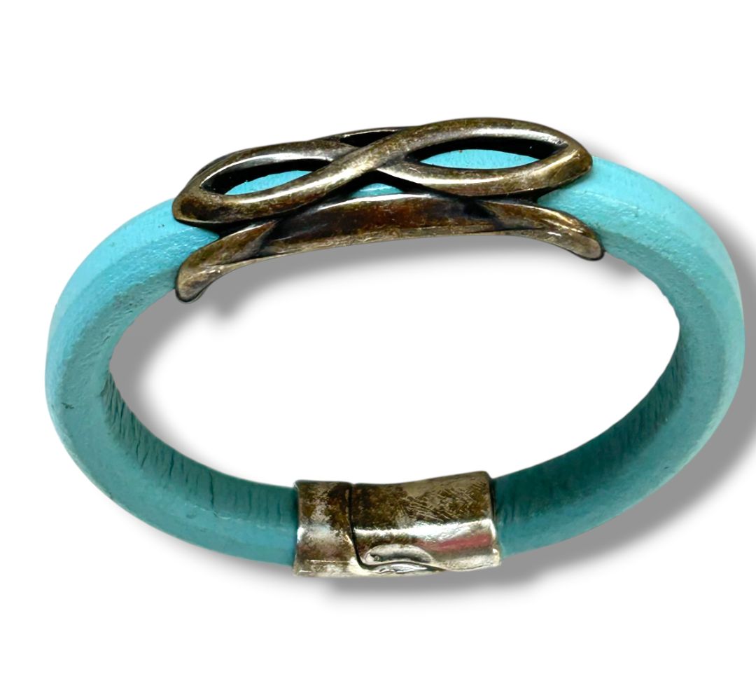 Light Turquoise Magnetic Clasp Infinity Bracelet Silvertone 7.5"