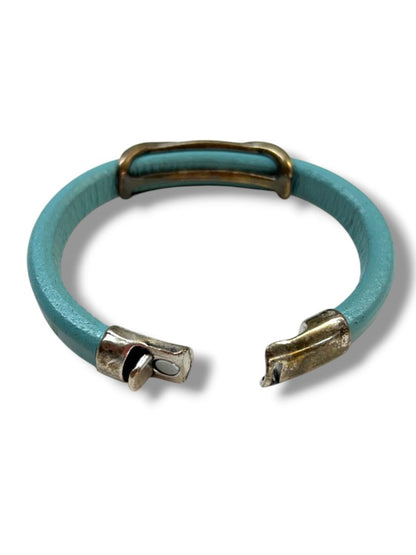 Light Turquoise Magnetic Clasp Infinity Bracelet Silvertone 7.5"