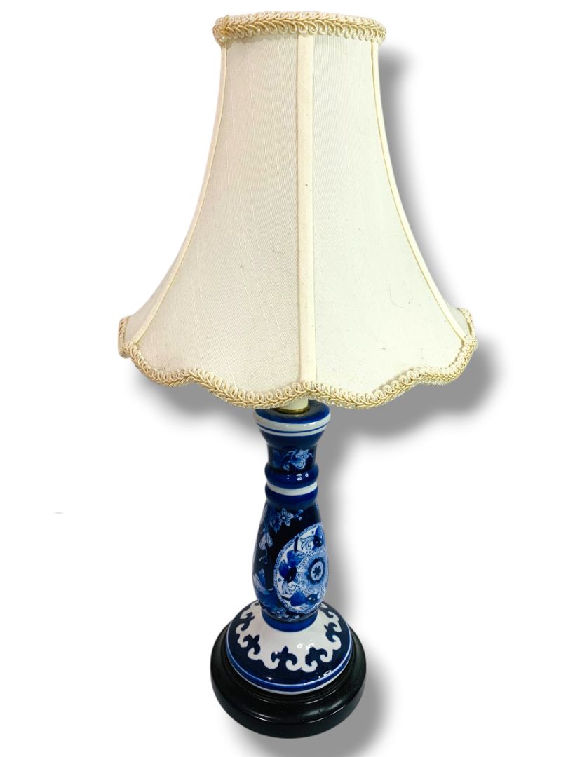 Vintage Asian Style Blue White Ceramic Accent Lamp with Shade