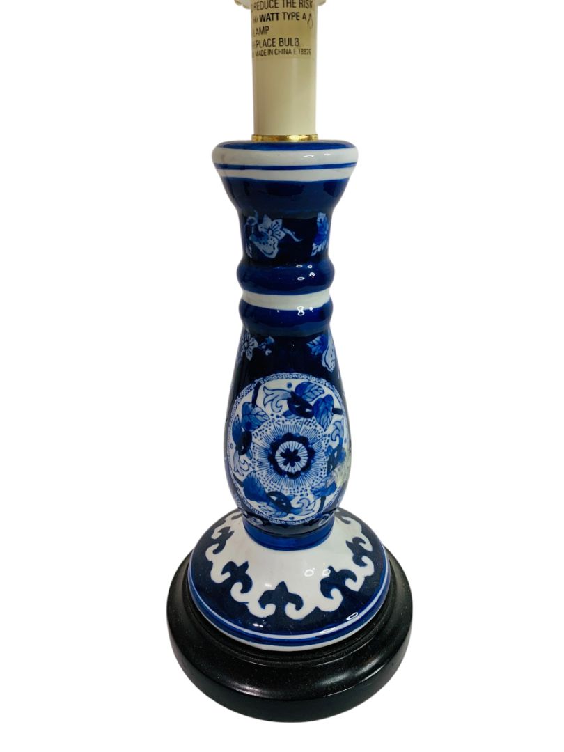 Vintage Asian Style Blue White Ceramic Accent Lamp with Shade