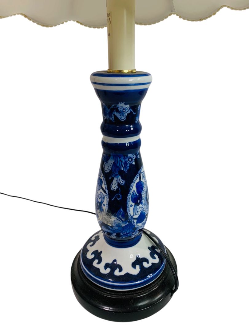 Vintage Asian Style Blue White Ceramic Accent Lamp with Shade