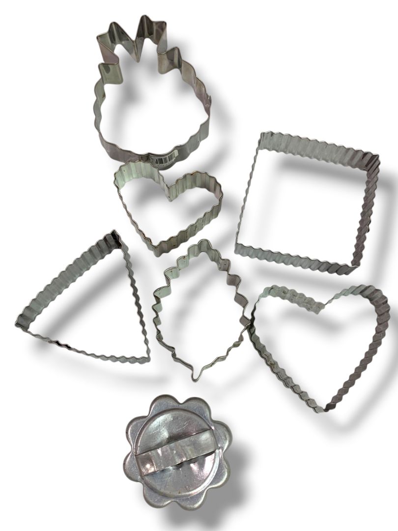 Lot of 7 Pastry Cookie Cutters Crimped Heart Leaf Flower Tin