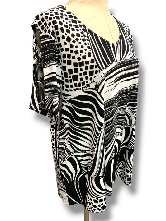 Large C Womens Pullover Shirt Black White Silvertone Shoulder Detail Short Sleeve