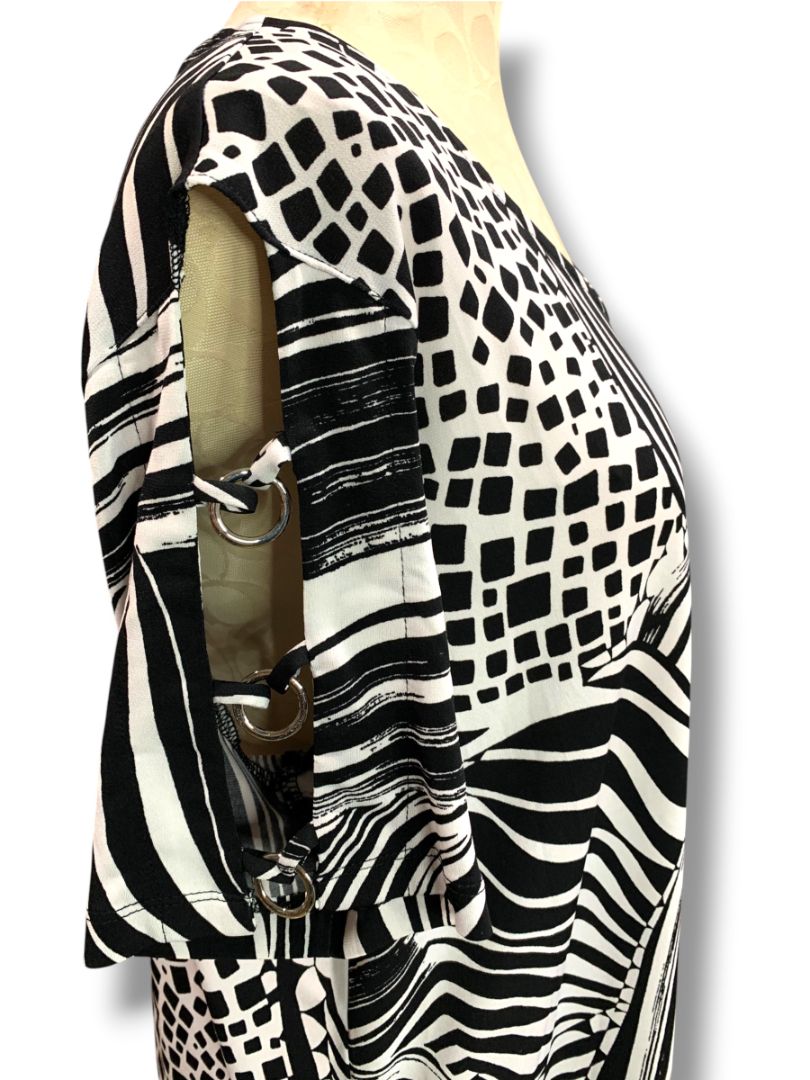 Large C Womens Pullover Shirt Black White Silvertone Shoulder Detail Short Sleeve